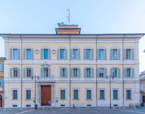 İtalyan kenti Ravenna 'da Piazza del Popolo' nun gündoğumu manzarası.