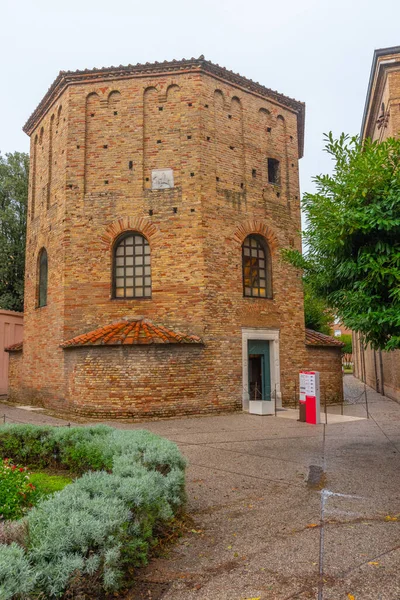 İtalyan kasabası Ravenna 'da İsa' nın Dirilişi Katedrali 'nin yanında Neoniano vaftiz töreni.