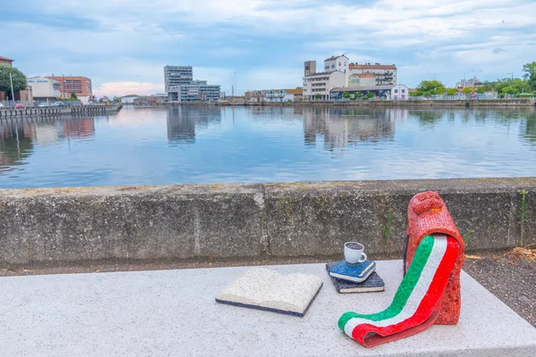 İtalya, Ravenna 'da bir kahve fincanı heykeli ve bir bankta kitaplar.