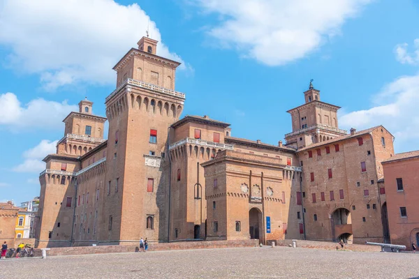 İtalyan kenti Ferrara 'da Castello Estense.