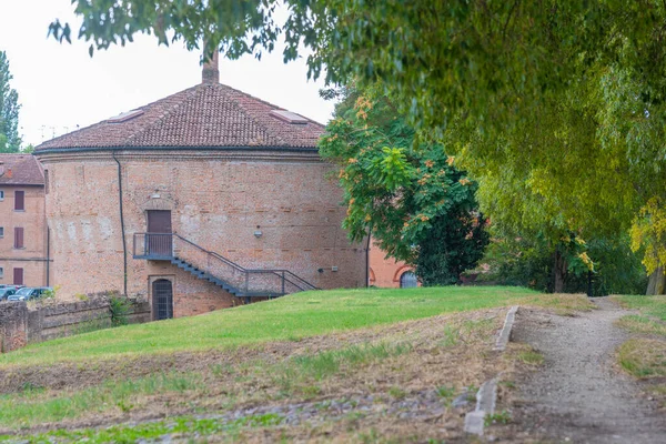 İtalyan kenti Ferrara 'nın eski şehir duvarları.