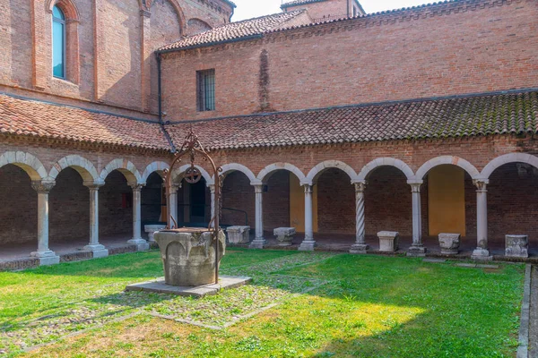 İtalya, Ferrara 'daki Katedral Müzesi' nin avlusunda..