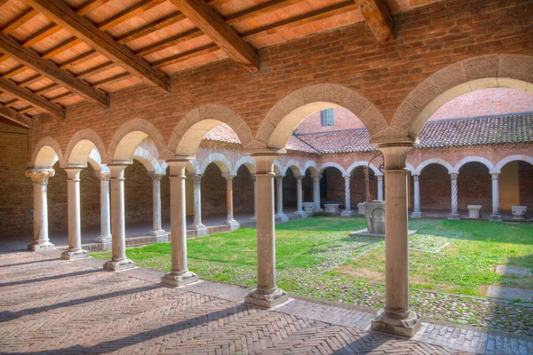 İtalya, Ferrara 'daki Katedral Müzesi' nin avlusunda..
