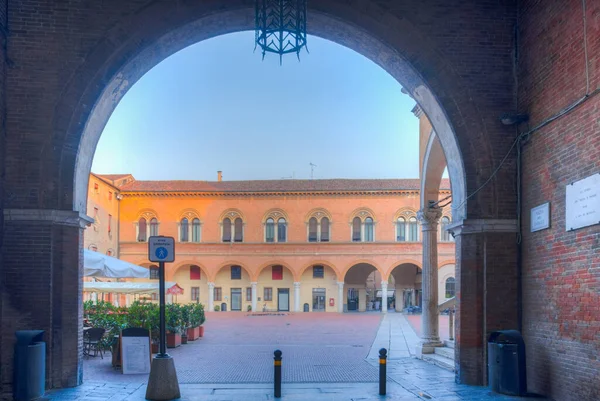 İtalyan kenti Ferrara 'da Piazza del Municipio.