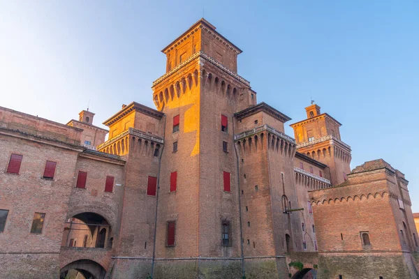 İtalyan kenti Ferrara 'da Castello Estense.