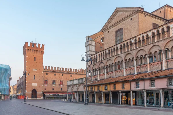 İtalyan kenti Ferrara 'daki katedralin gündoğumu manzarası.