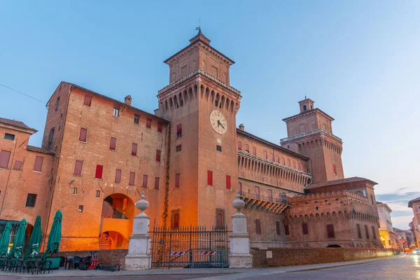 İtalyan kenti Ferrara 'da Castello' nun gündoğumu manzarası.