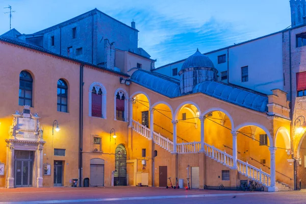 İtalyan kenti Ferrara 'daki Piazza del Municipio' nun gece manzarası.