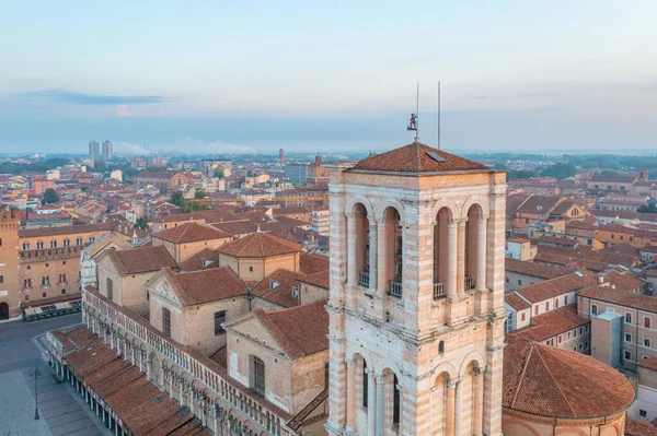 İtalya 'nın Ferrara kentindeki Piazza Trento ve Triste' nin gündoğumu hava manzarası.