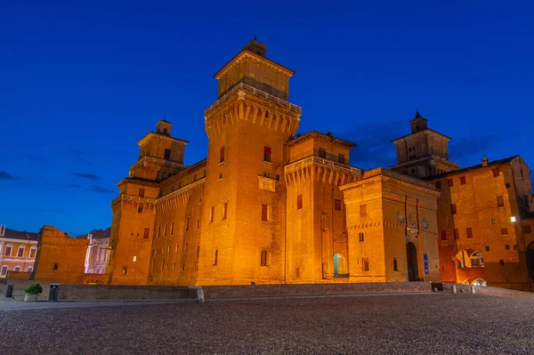 İtalyan kenti Ferrara 'da Castello' nun gündoğumu manzarası.