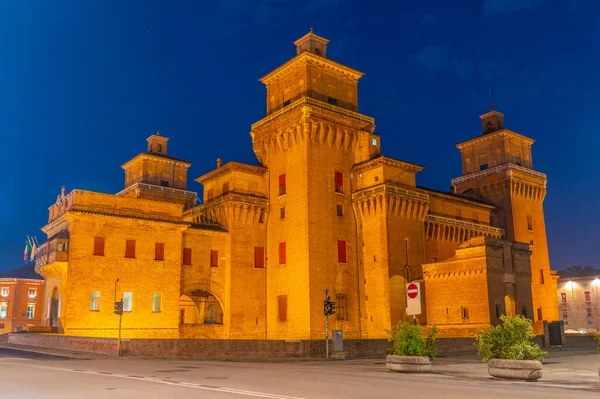 İtalyan kenti Ferrara 'da Castello' nun gündoğumu manzarası.