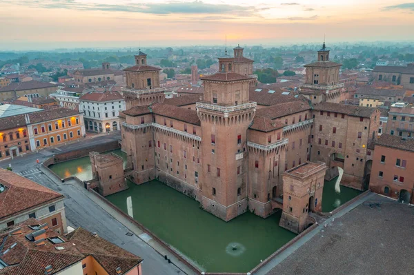 İtalyan kenti Ferrara 'da Castello' nun hava manzarası.