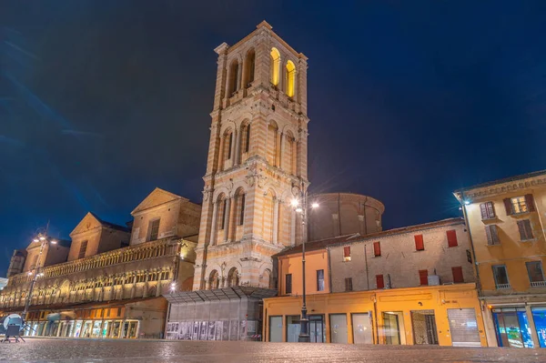 İtalyan kenti Ferrara 'daki katedralin günbatımı manzarası.