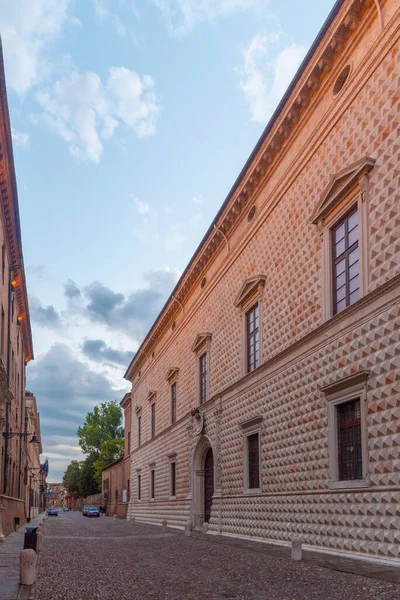İtalyan kenti Ferrara 'daki Palazzo dei Diamanti.