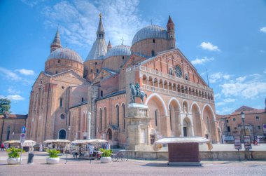 Basilica di Sant 'Antonio İtalyan kasabasında.