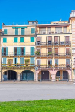 İtalyan kasabası Padua 'daki Piazza Prato della Valle' de renkli evler.