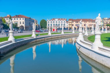 İtalyan şehri Padua 'da Prato della Valle' yi çevreleyen heykeller.