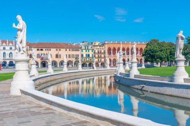 İtalyan şehri Padua 'da Prato della Valle' yi çevreleyen heykeller.