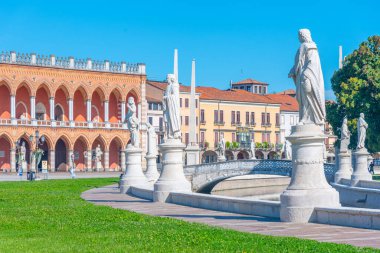 İtalya 'nın Padua kentindeki Piazza Prato della Valle' de Loggia Amulea.