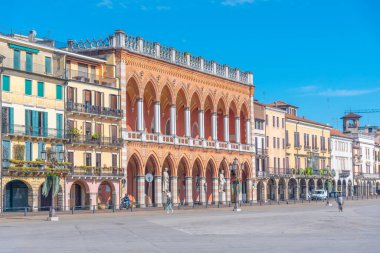 İtalya 'nın Padua kentindeki Piazza Prato della Valle' de Loggia Amulea.