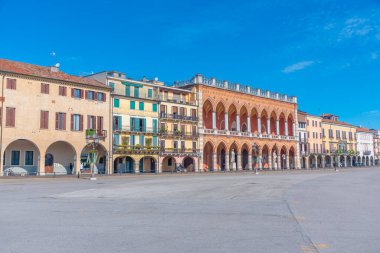 İtalya 'nın Padua kentindeki Piazza Prato della Valle' de Loggia Amulea.