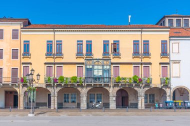 İtalyan kasabası Padua 'daki Piazza Prato della Valle' de renkli evler.