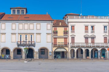 İtalyan kasabası Padua 'daki Piazza Prato della Valle' de renkli evler.