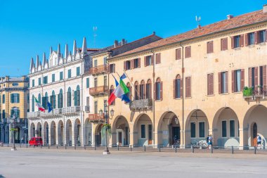 İtalyan kasabası Padua 'daki Piazza Prato della Valle' de renkli evler.