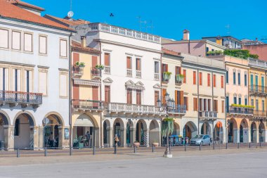 İtalyan kasabası Padua 'daki Piazza Prato della Valle' de renkli evler.