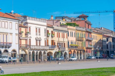 İtalyan kasabası Padua 'daki Piazza Prato della Valle' de renkli evler.