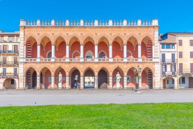 İtalya 'nın Padua kentindeki Piazza Prato della Valle' de Loggia Amulea.