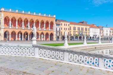 İtalya 'nın Padua kentindeki Piazza Prato della Valle' de Loggia Amulea.