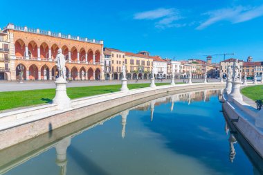 İtalya 'nın Padua kentindeki Piazza Prato della Valle' de Loggia Amulea.