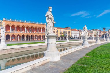 İtalyan şehri Padua 'da Prato della Valle' yi çevreleyen heykeller.