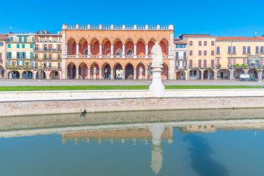 İtalya 'nın Padua kentindeki Piazza Prato della Valle' de Loggia Amulea.