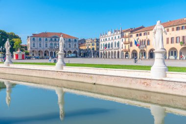 İtalyan şehri Padua 'da Prato della Valle' yi çevreleyen heykeller.