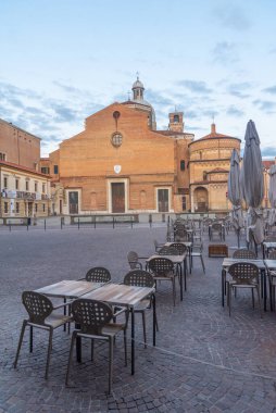 İtalyan şehri Padua 'da Santa Maria Assunta Katedrali' nin gün doğumu manzarası.