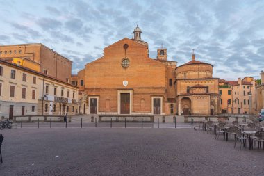 İtalyan şehri Padua 'da Santa Maria Assunta Katedrali' nin gün doğumu manzarası.