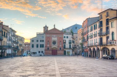 İtalya 'nın Padua kentindeki Piazza dei Signori Meydanı' nın gün batımı manzarası.