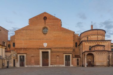 İtalyan şehri Padua 'da Santa Maria Assunta Katedrali' nin gün doğumu manzarası.