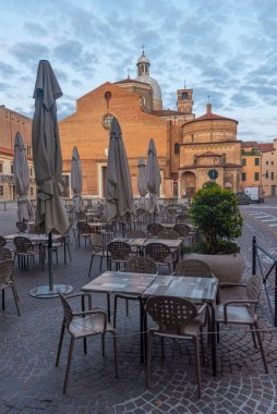 İtalyan şehri Padua 'da Santa Maria Assunta Katedrali' nin gün doğumu manzarası.