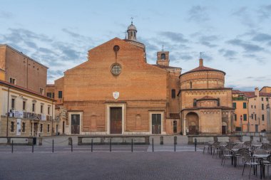 İtalyan şehri Padua 'da Santa Maria Assunta Katedrali' nin gün doğumu manzarası.
