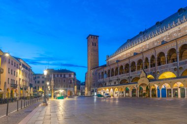 İtalyan şehri Padua 'da Palazzo della Ragione' de gün doğumu.