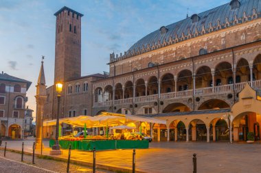İtalya 'nın Padua kentindeki Piazza delle Erbe meydanında gün doğumu.
