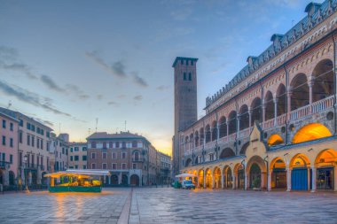 İtalyan şehri Padua 'da Palazzo della Ragione' de gün doğumu.