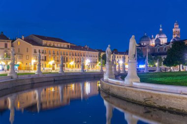 İtalya 'nın Padua kentindeki Prato della Valle' de Santa Giustina Bazilikası üzerinde gün batımı.