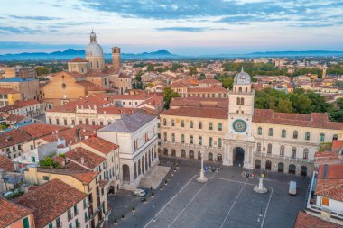 Torre dell 'Orologio' nun gündoğumu ve İtalyan şehri Padua 'da Santa Maria Assunta Katedrali.