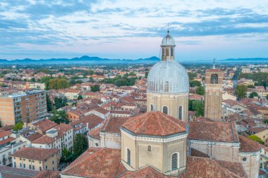 İtalyan şehri Padua 'da Santa Maria Assunta Katedrali' nin gün doğumu manzarası.