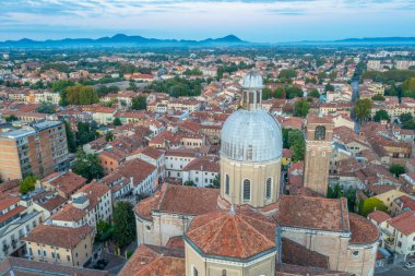 İtalyan şehri Padua 'da Santa Maria Assunta Katedrali' nin gün doğumu manzarası.