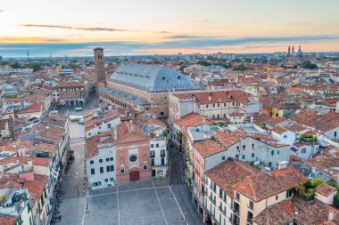 Torre dell 'Orologio' nun gündoğumu ve İtalyan şehri Padua 'da Santa Maria Assunta Katedrali.